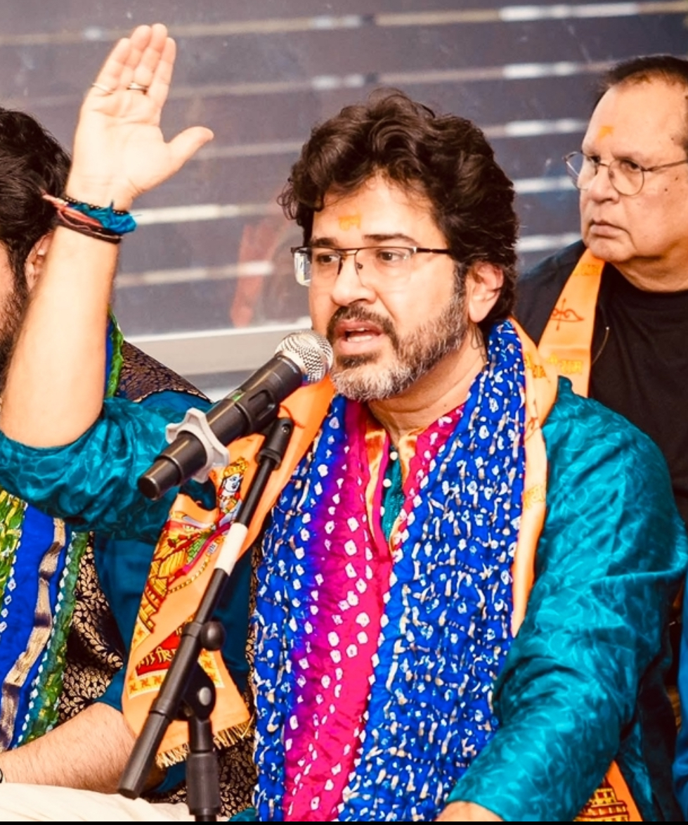 Sachin Nayyar leading kirtan with microphone